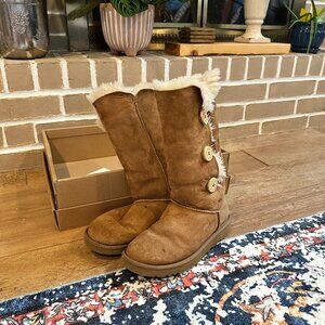 UGG Bailey Boots – Chestnut – Size 8